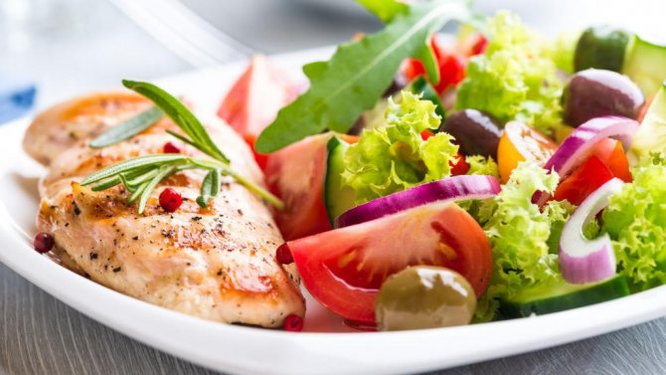 zelenjavna solata in ribe na beljakovinski dieti